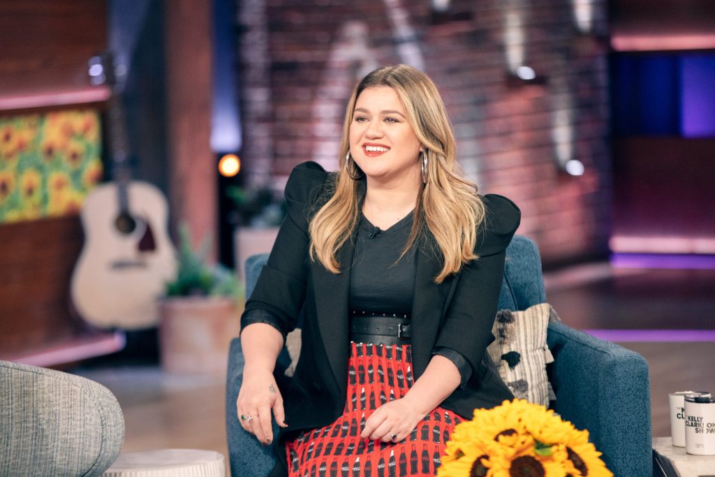 Kelly Clarkson weight loss journey! Discover her healthy habits, diet & exercise tips, and how she found lasting success.
